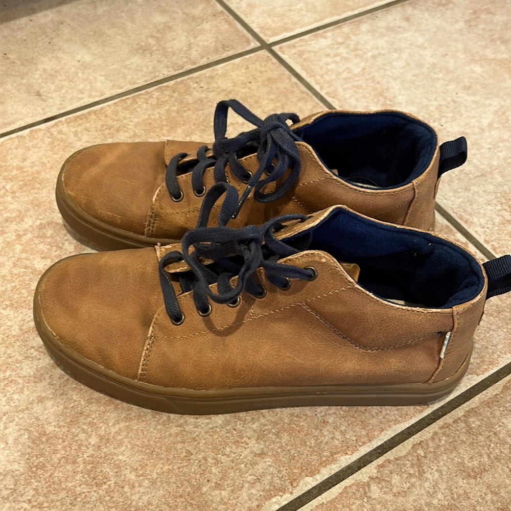 Boys TOMS dress casual sneakers.